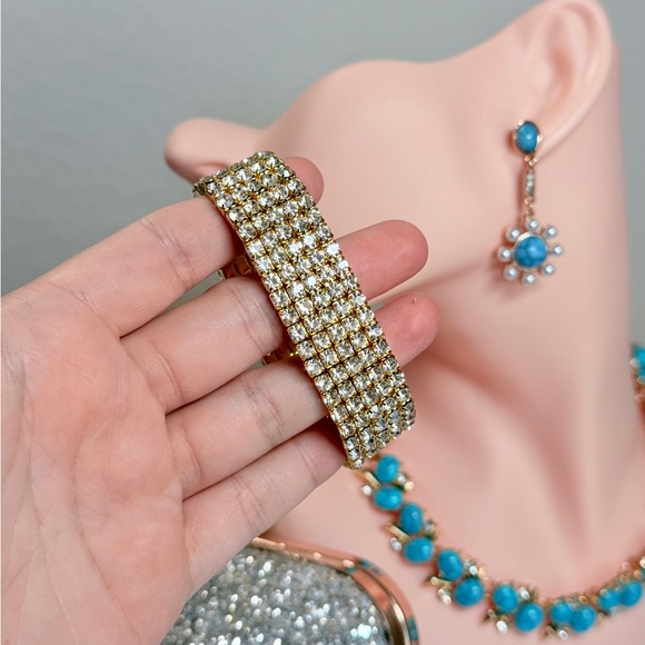 ⚜️ Elegant Gold Stretch Bracelet With Gems 💎 - Picture 5 of 6